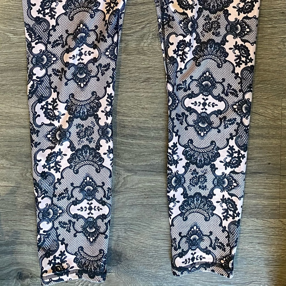 Fabletics lace design full length leggings 🦄